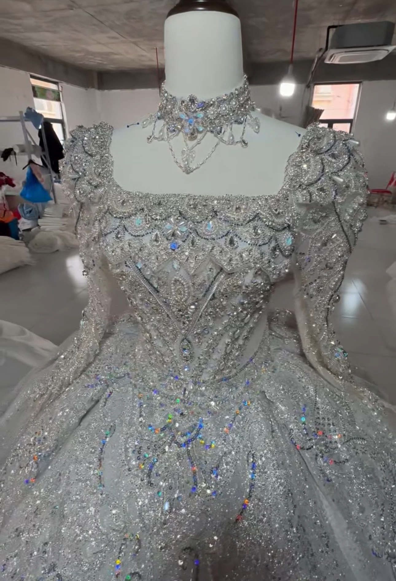 圧倒的に存在感　スクエアネック　キラキラビジュー　長袖　フレアスカート　ボリューム　カラフル　秋婚冬婚お姫様韓国風結婚式