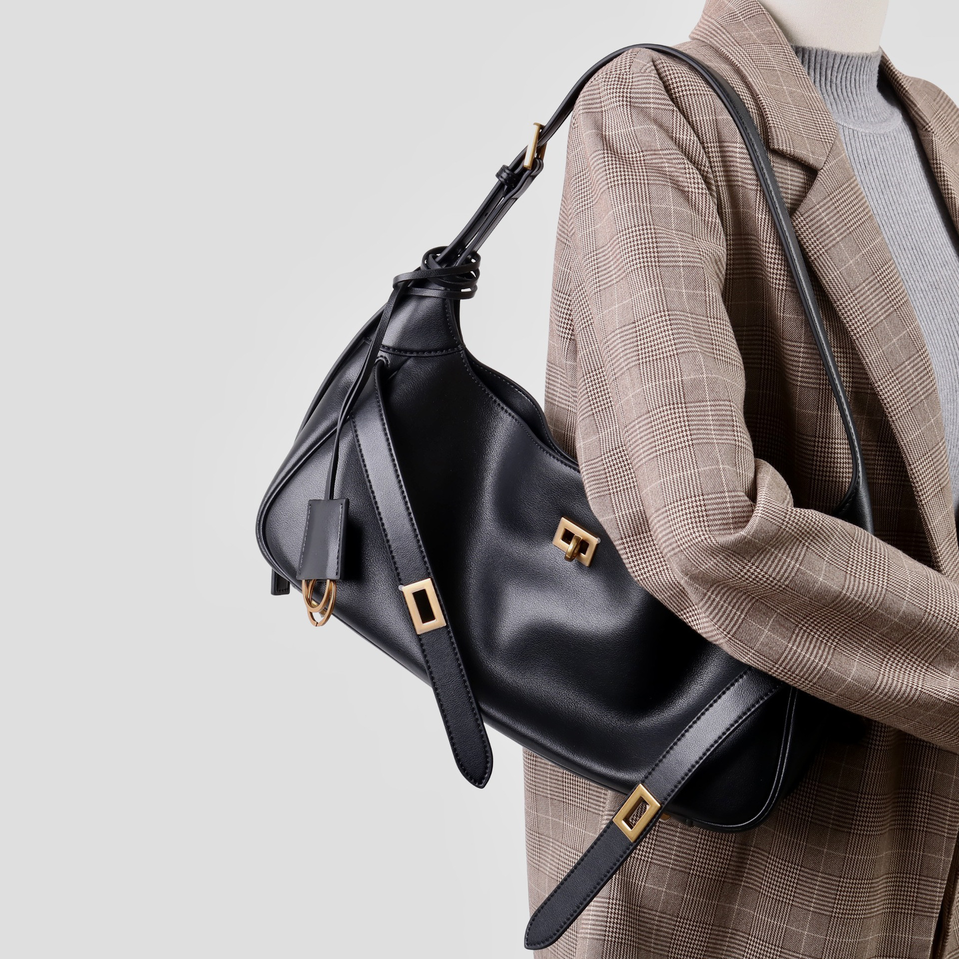 上質な牛革｜ 横長レザーバッグ  肩掛け・斜め掛け対応／通勤にも使いやすいサイズ感