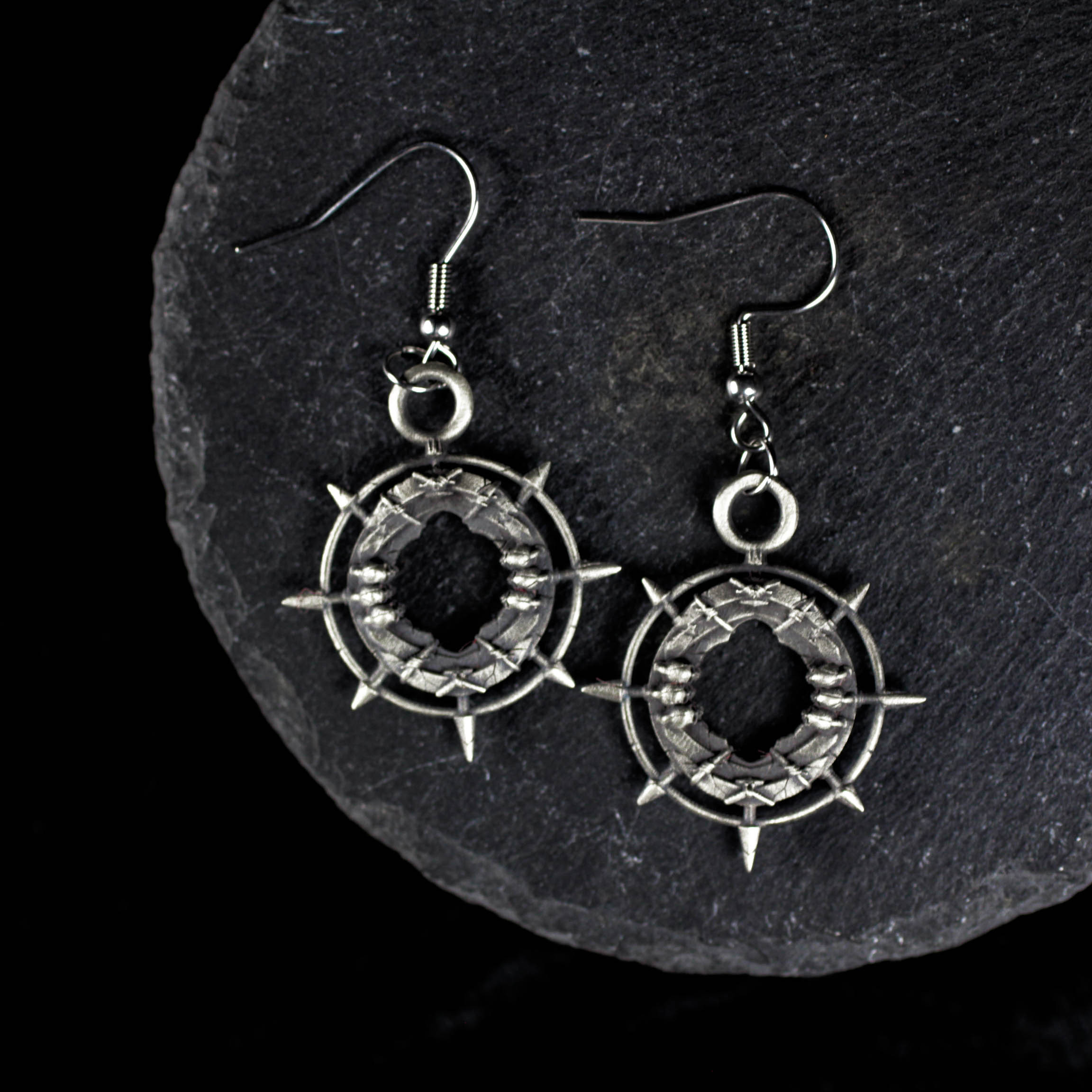 シルバーゴシックスパイクサークルイヤリング - フェスティバルやホリデーにぴったりのハンドメイドダークファンタジージュエ