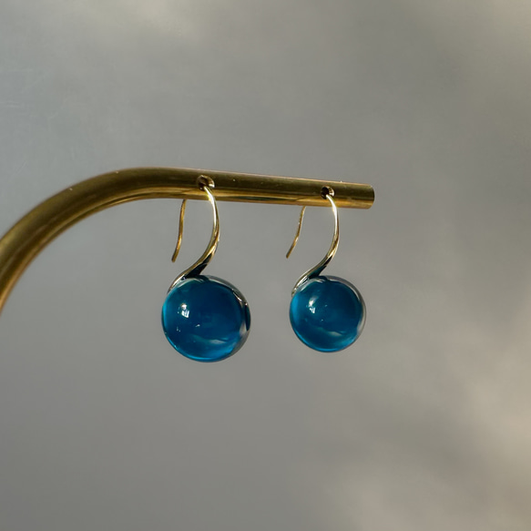 【2026新作】ブルー アンバードロップピアス/ 金具変更可（シルバー・イヤリング・ステンレス）天然琥珀 4枚目の画像