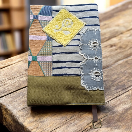 ミナペルホネン　ブックカバー ミナペルホネン ブックカバー 文庫本 symphony mina perhonen の刺繍