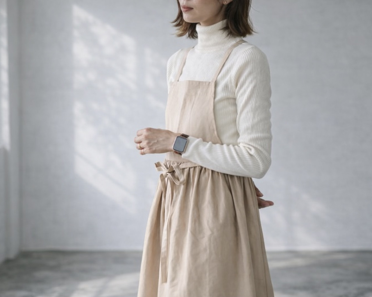 そのままお出かけリネンギャザーエプロン／おうち時間もお洒落に過ごすコットンリネンエプロン／くすみパステルバニラベージュ