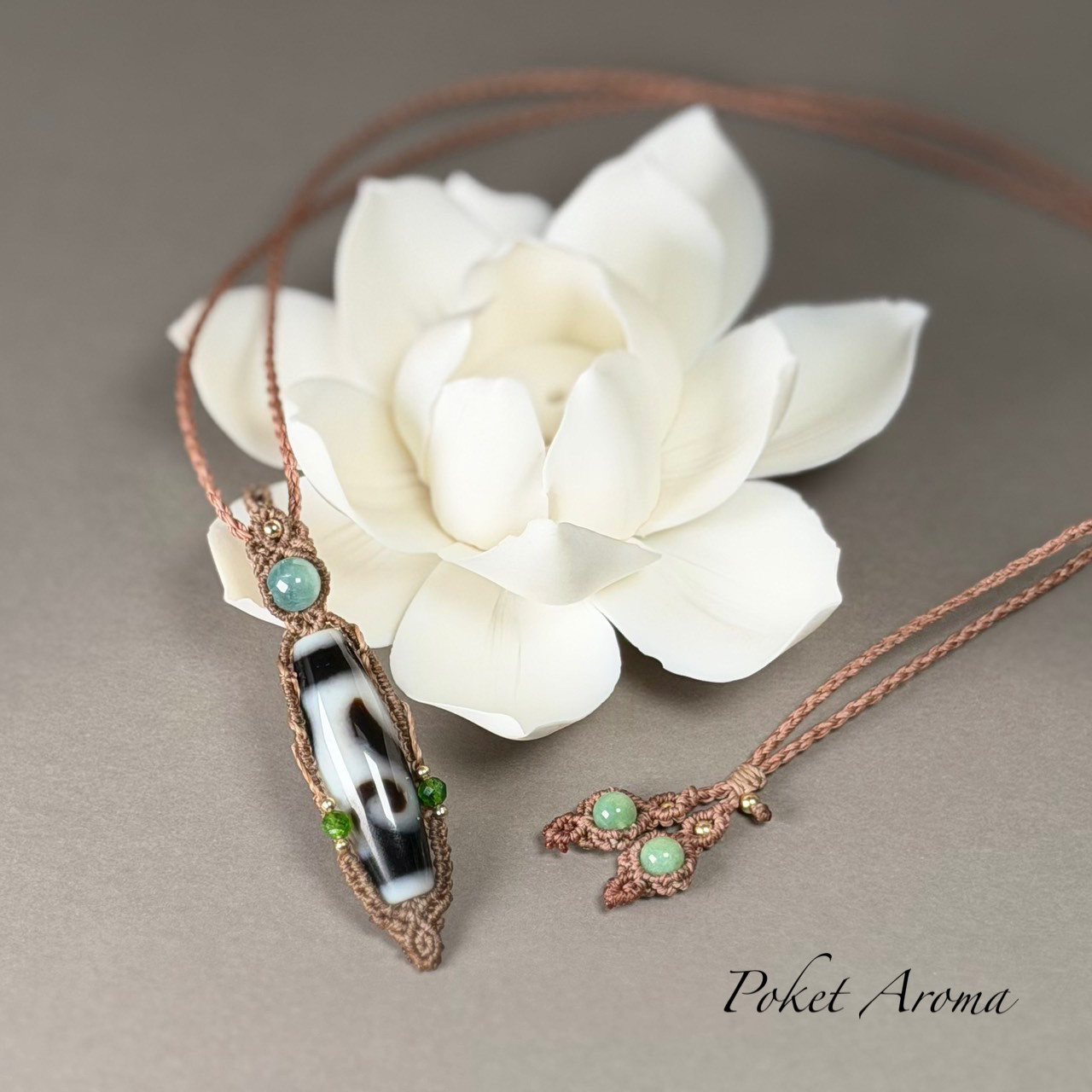 『如意鈎』天珠とエメラルドのマクラメペンダントネックレス