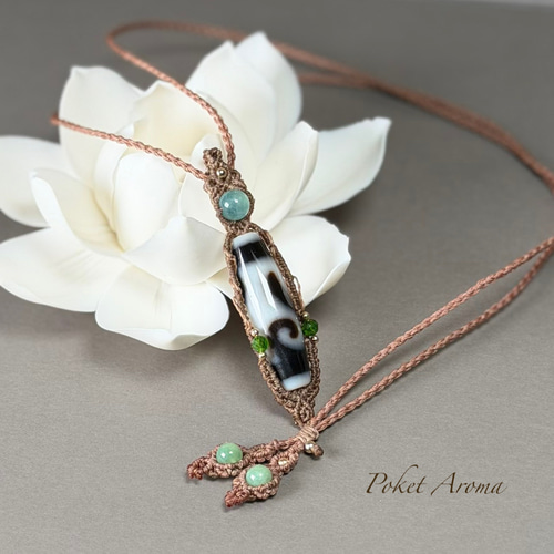 如意鈎』天珠とエメラルドのマクラメペンダントネックレス ネックレス