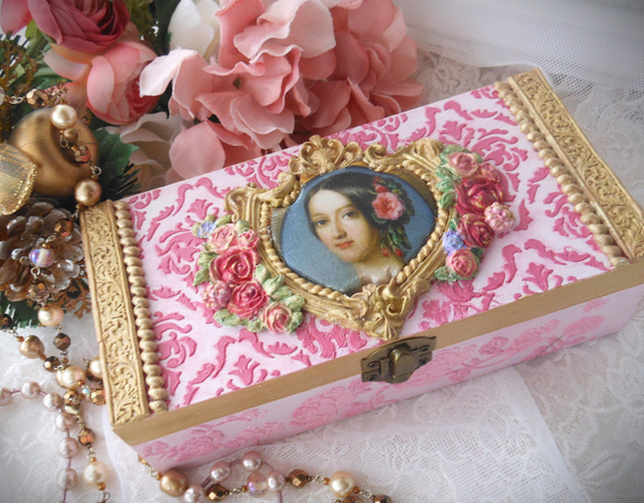 薔薇の貴婦人の肖像画のアンティークボックス、ジュエリーボックス