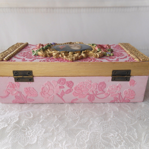 薔薇の貴婦人の肖像画のアンティークボックス、ジュエリーボックス