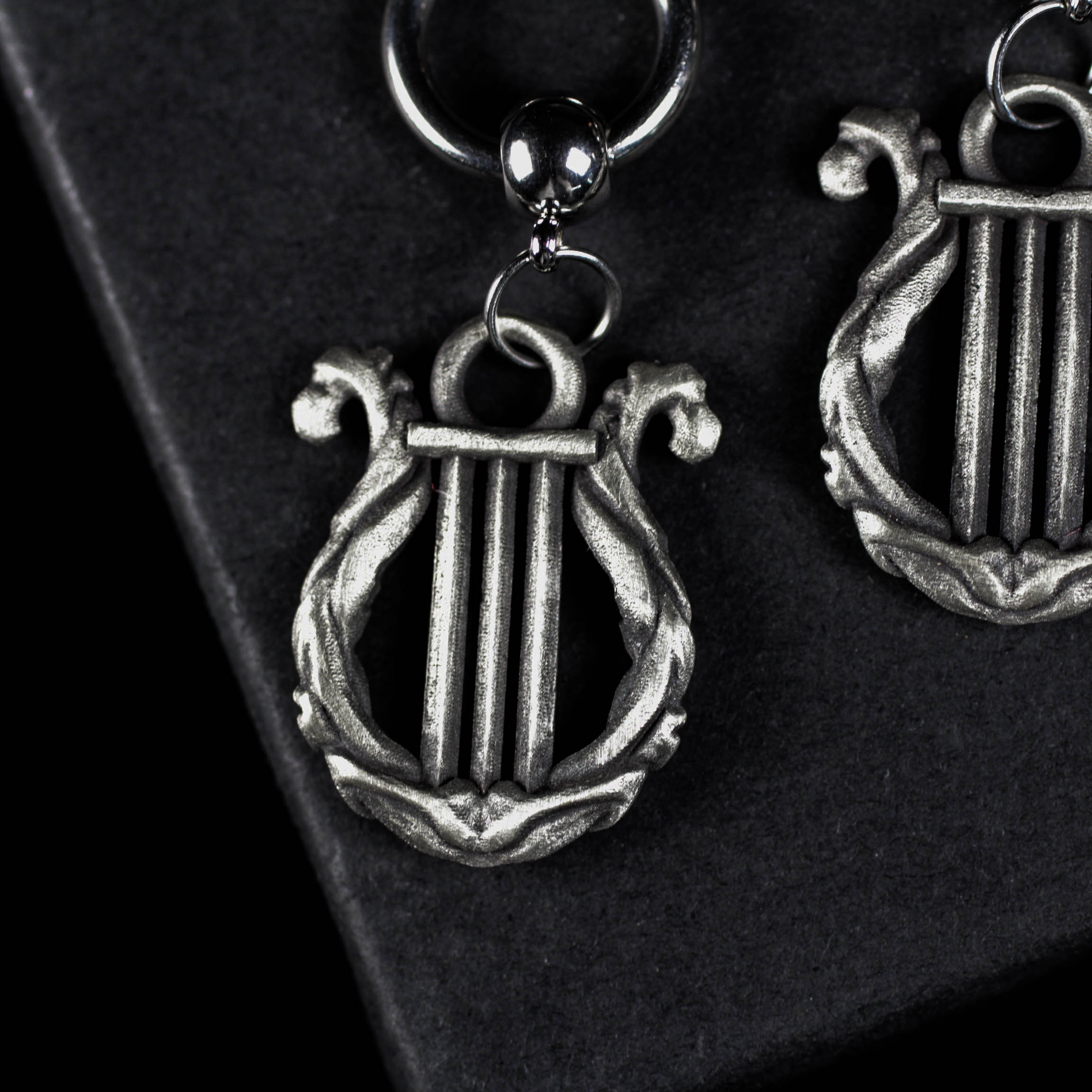 シルバーの竪琴ドロップイヤリング - コンサートやフェスティバルにぴったりの、ゴシック音楽にインスパイアされたハンドメイ