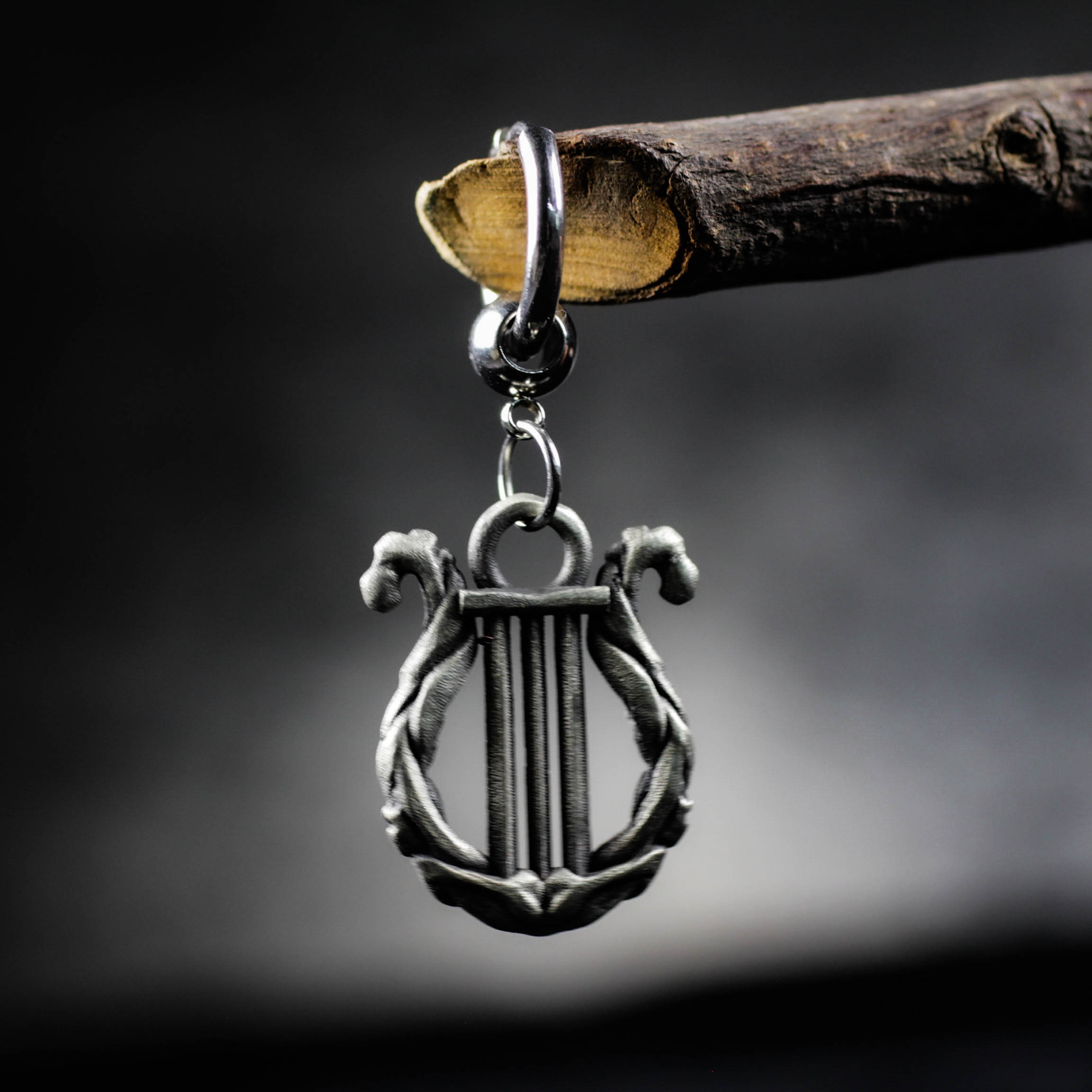 シルバーの竪琴ドロップイヤリング - コンサートやフェスティバルにぴったりの、ゴシック音楽にインスパイアされたハンドメイ