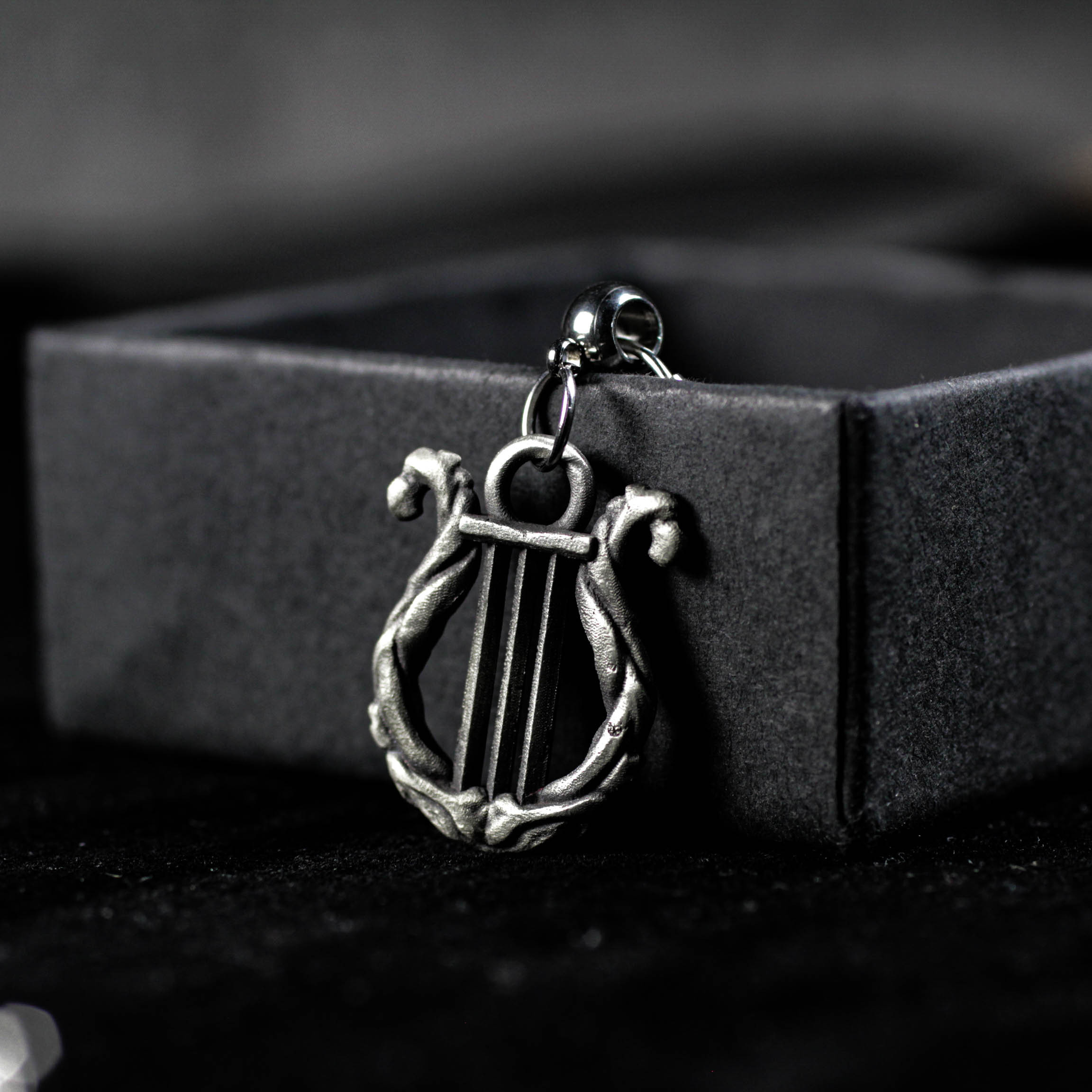 シルバーの竪琴ドロップイヤリング - コンサートやフェスティバルにぴったりの、ゴシック音楽にインスパイアされたハンドメイ