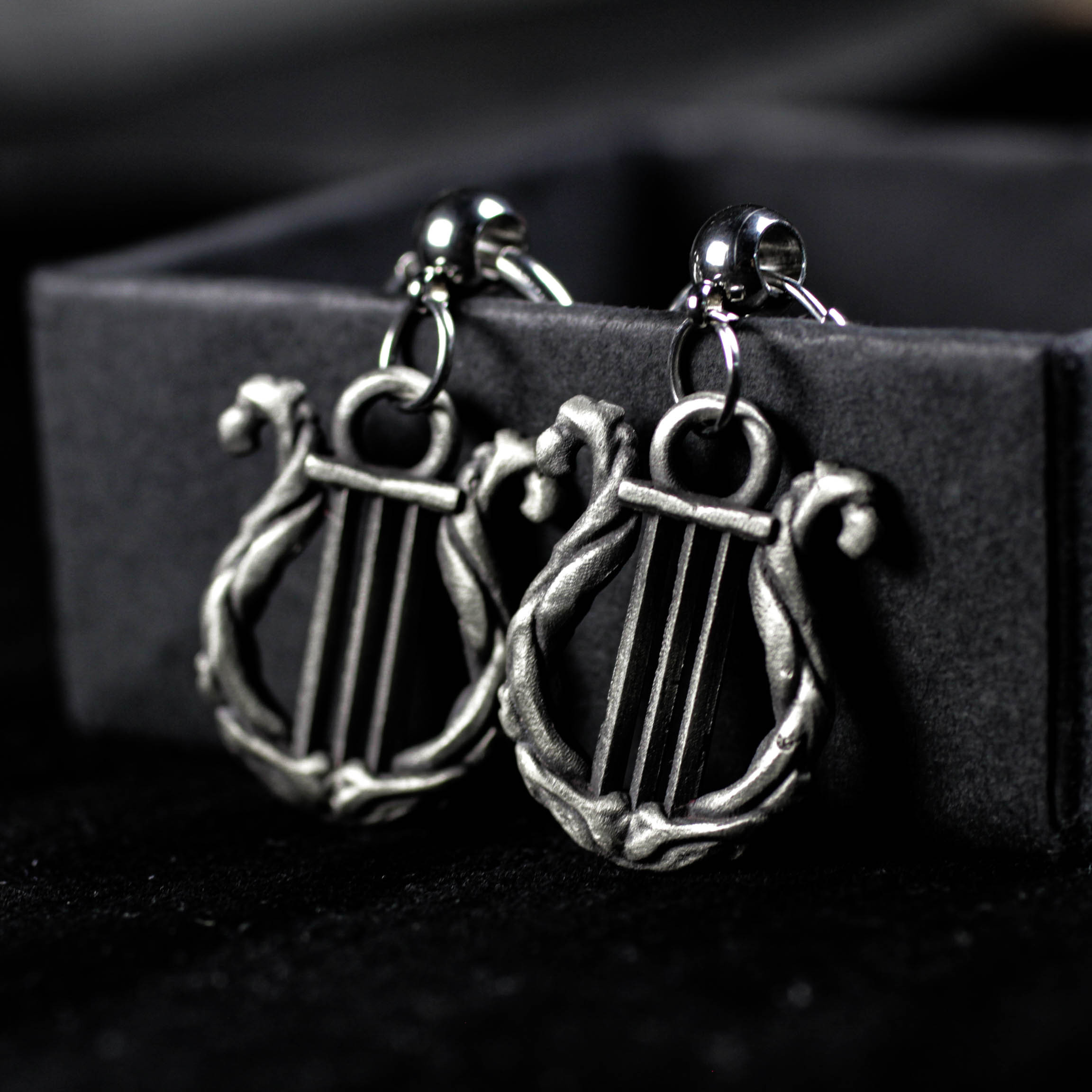 シルバーの竪琴ドロップイヤリング - コンサートやフェスティバルにぴったりの、ゴシック音楽にインスパイアされたハンドメイ