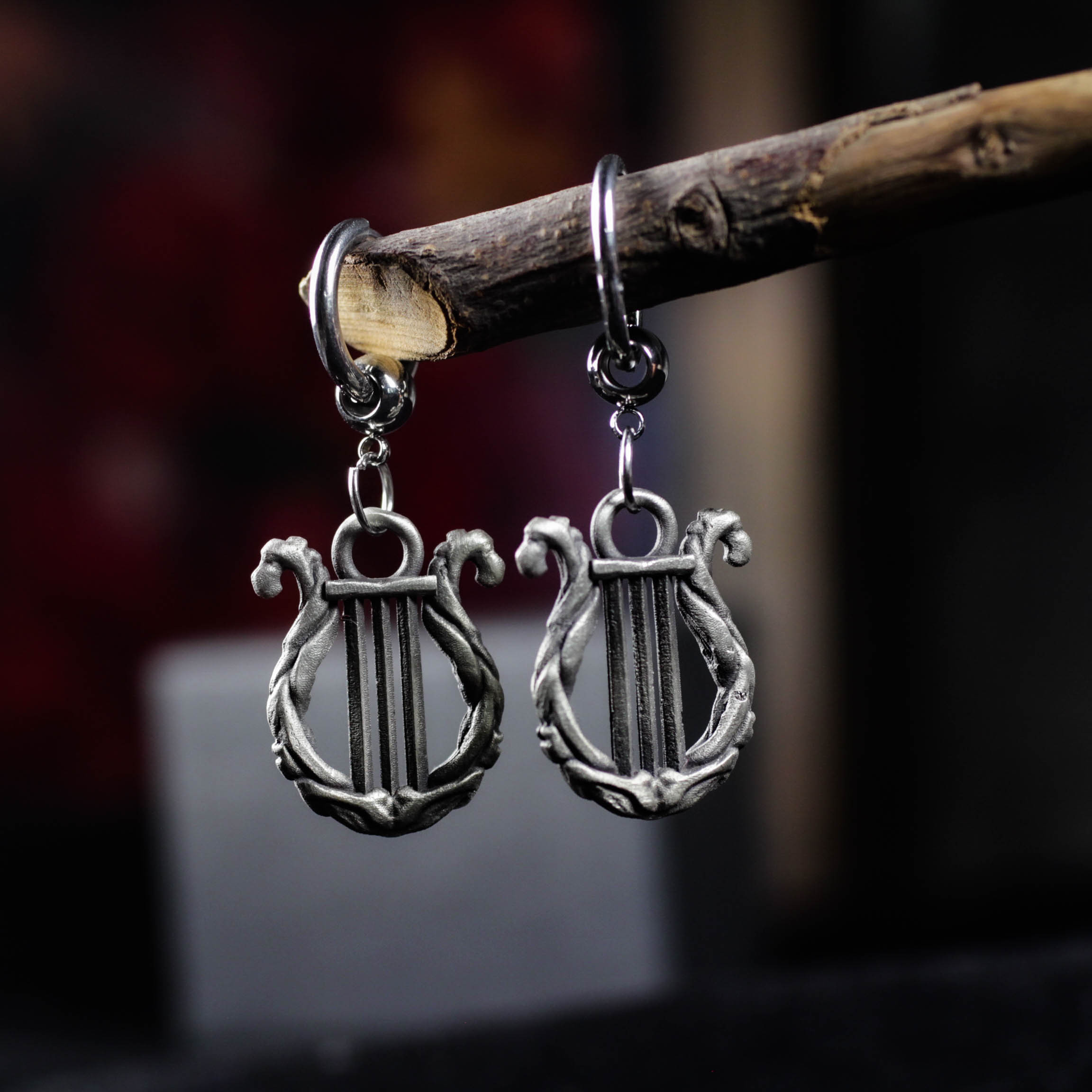 シルバーの竪琴ドロップイヤリング - コンサートやフェスティバルにぴったりの、ゴシック音楽にインスパイアされたハンドメイ