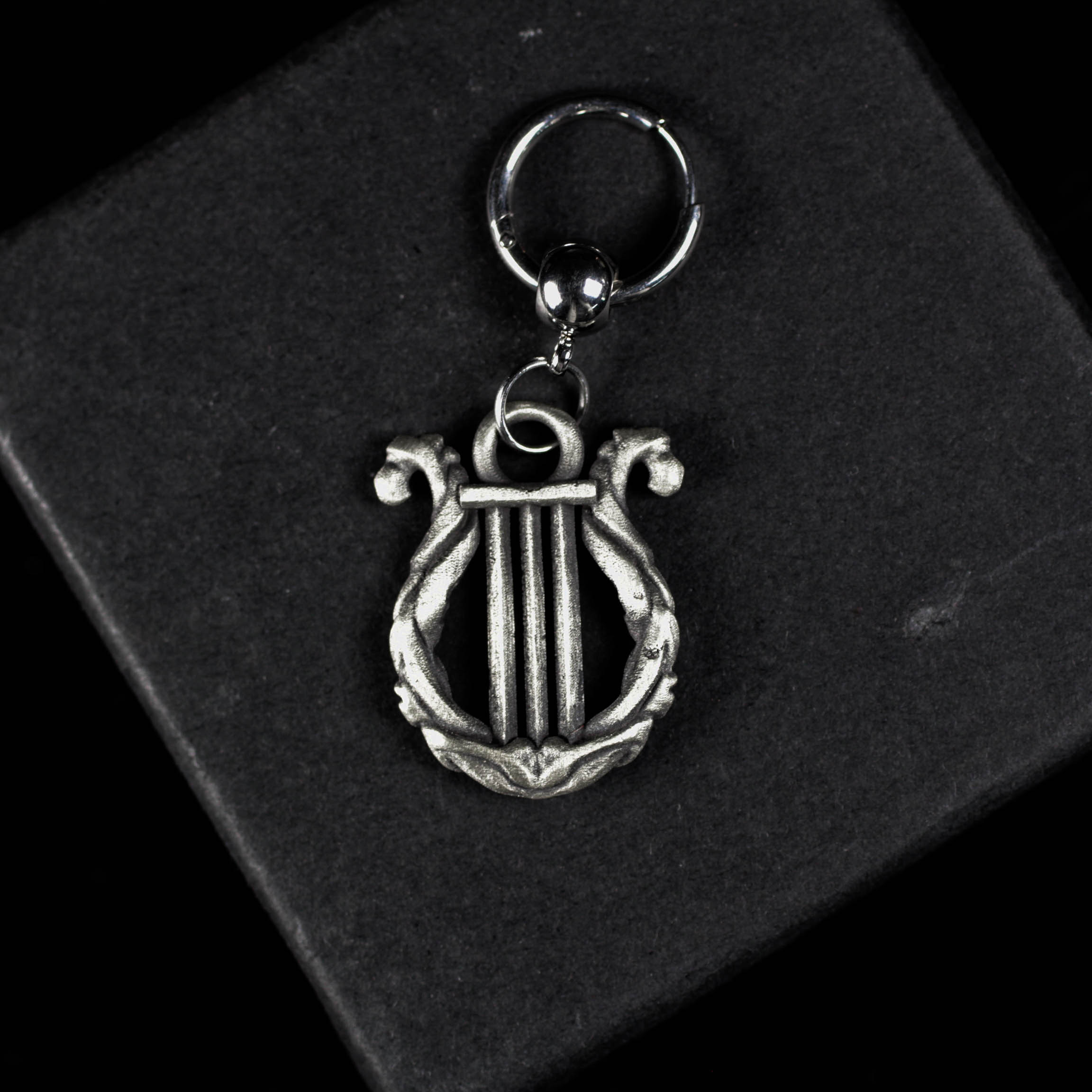 シルバーの竪琴ドロップイヤリング - コンサートやフェスティバルにぴったりの、ゴシック音楽にインスパイアされたハンドメイ