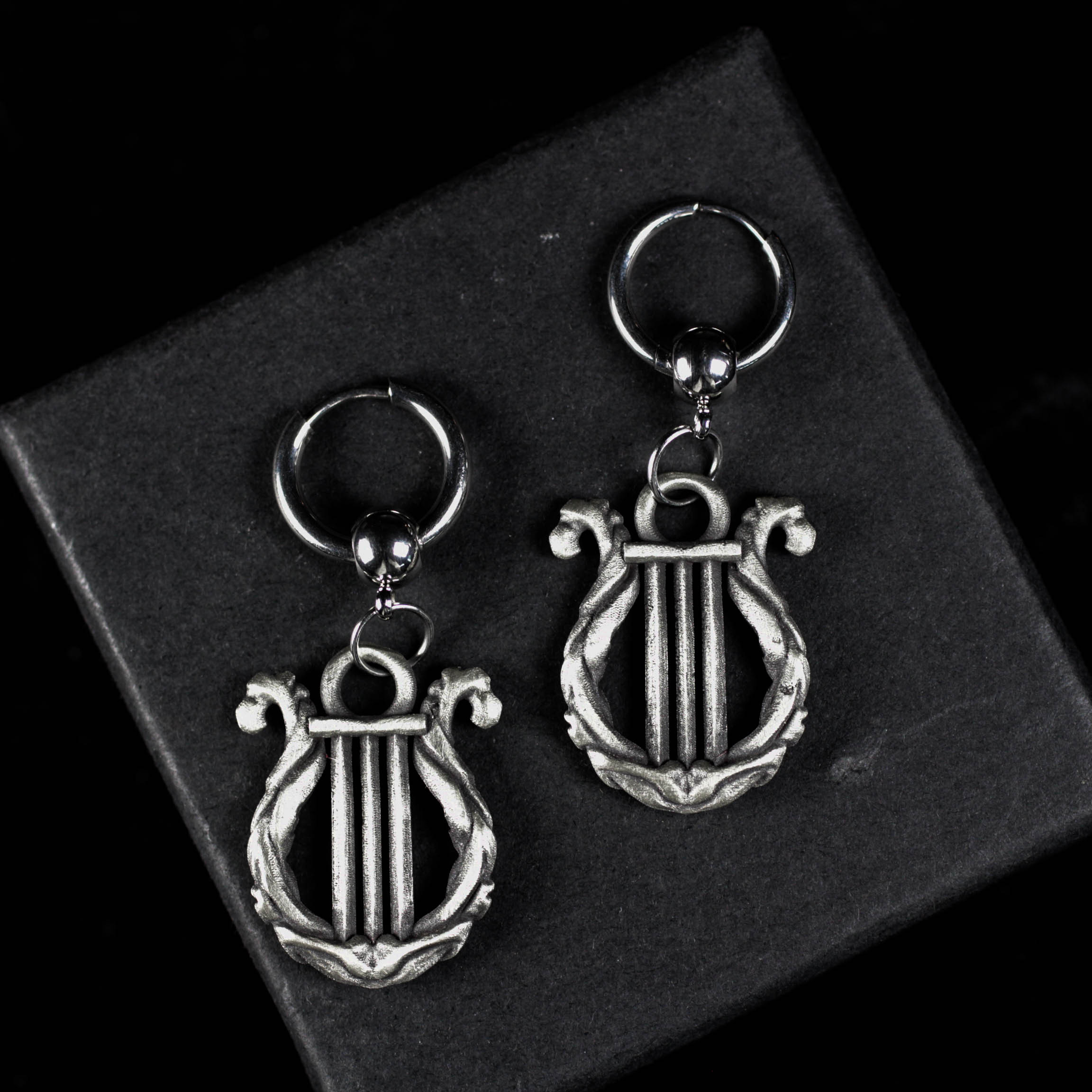 シルバーの竪琴ドロップイヤリング - コンサートやフェスティバルにぴったりの、ゴシック音楽にインスパイアされたハンドメイ