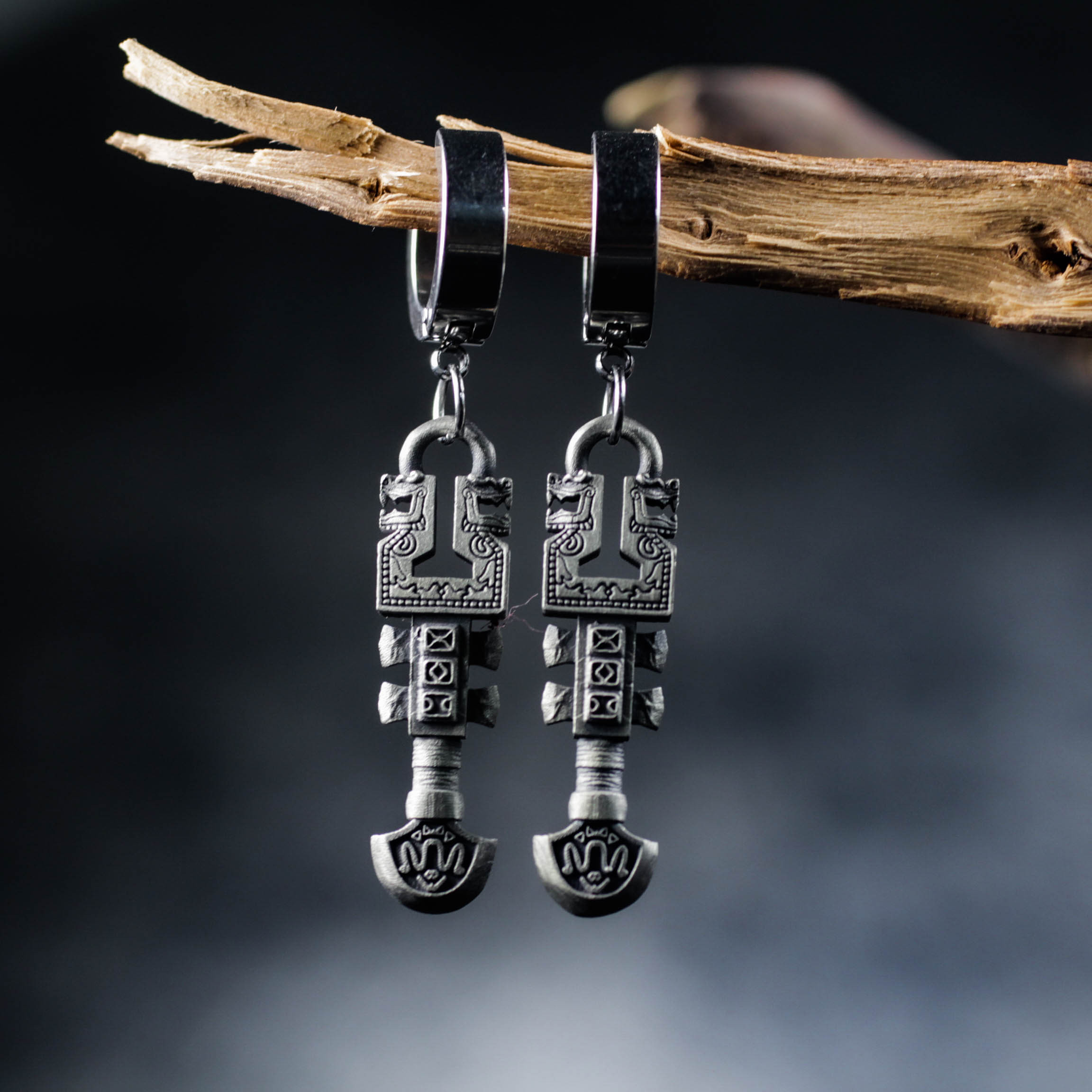 シルバートーテムキーイヤリング：ハンドメイドゴシックシンボルジュエリー