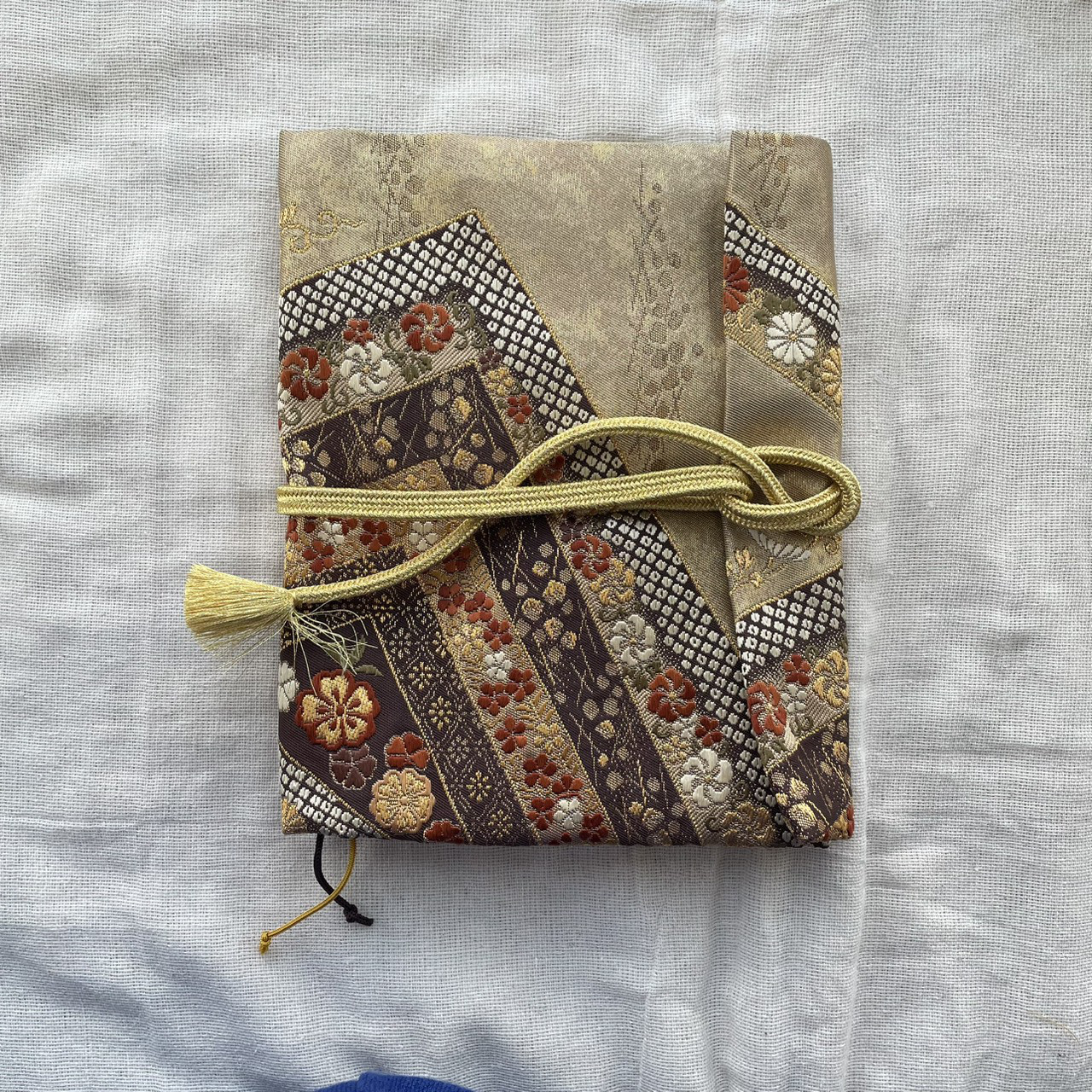 結ぶ時間の手帳カバー｜金彩の花あしらい