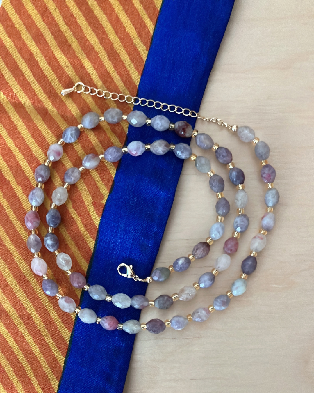 ユニコーンカラーのロングネックレス ― 多彩な色を静かに纏う 天然石ネックレス ―