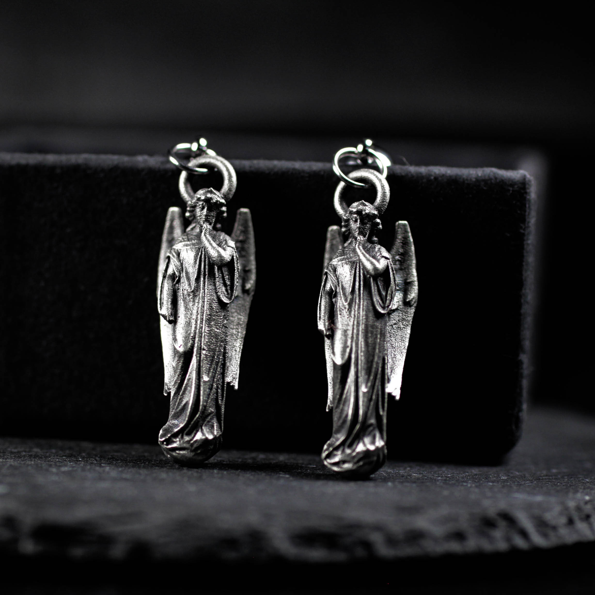 ハンドメイドシルバーエンジェル像イヤリング：ゴシックガーディアンジュエリー