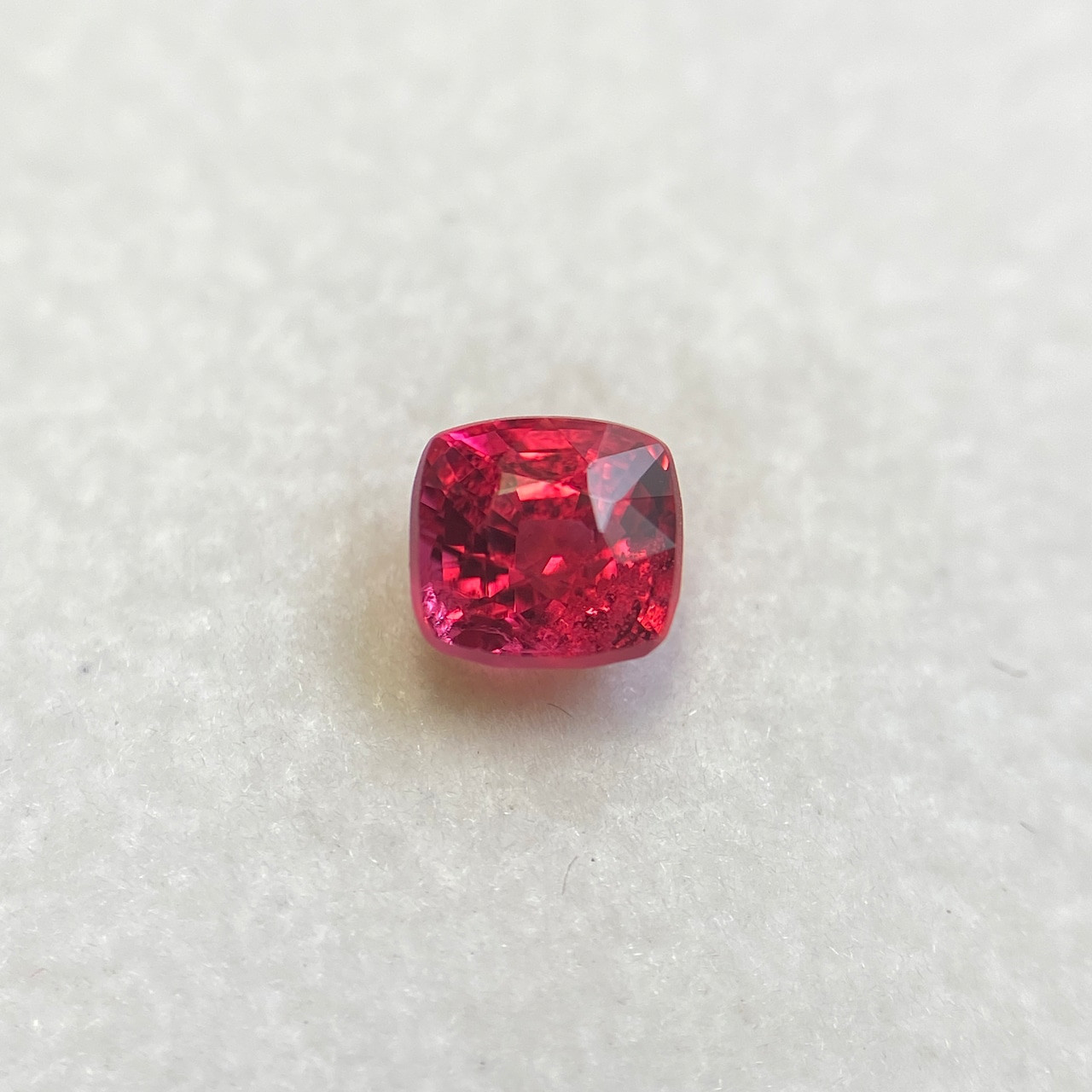 ジェダイスピネル 0.32ct ミャンマー産 AIGS鑑別書付き