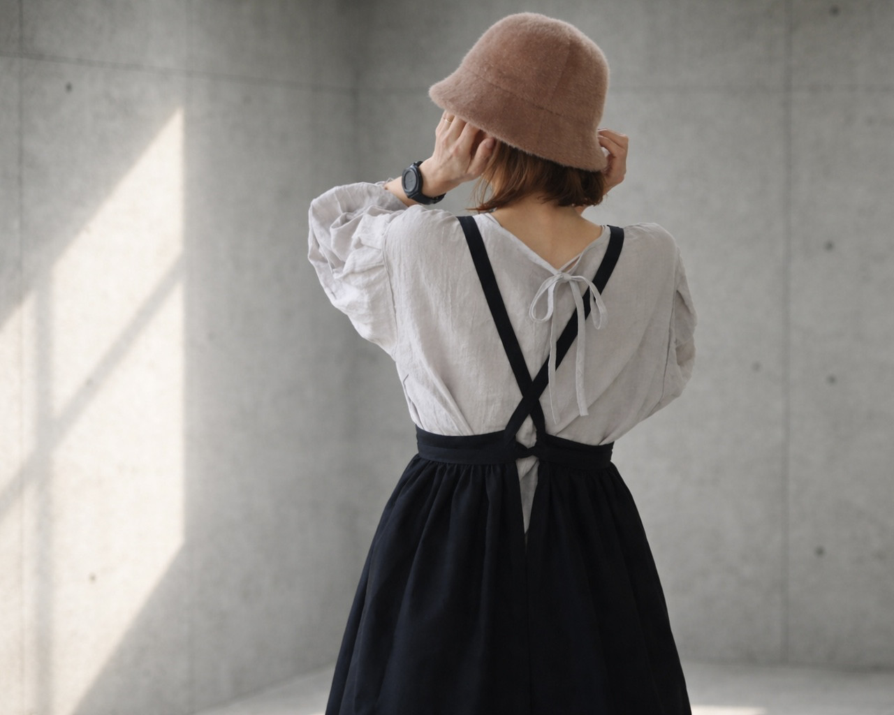 そのままお出かけリネンギャザーエプロン／おうち時間もお洒落に過ごすコットンリネンエプロン／ブラック