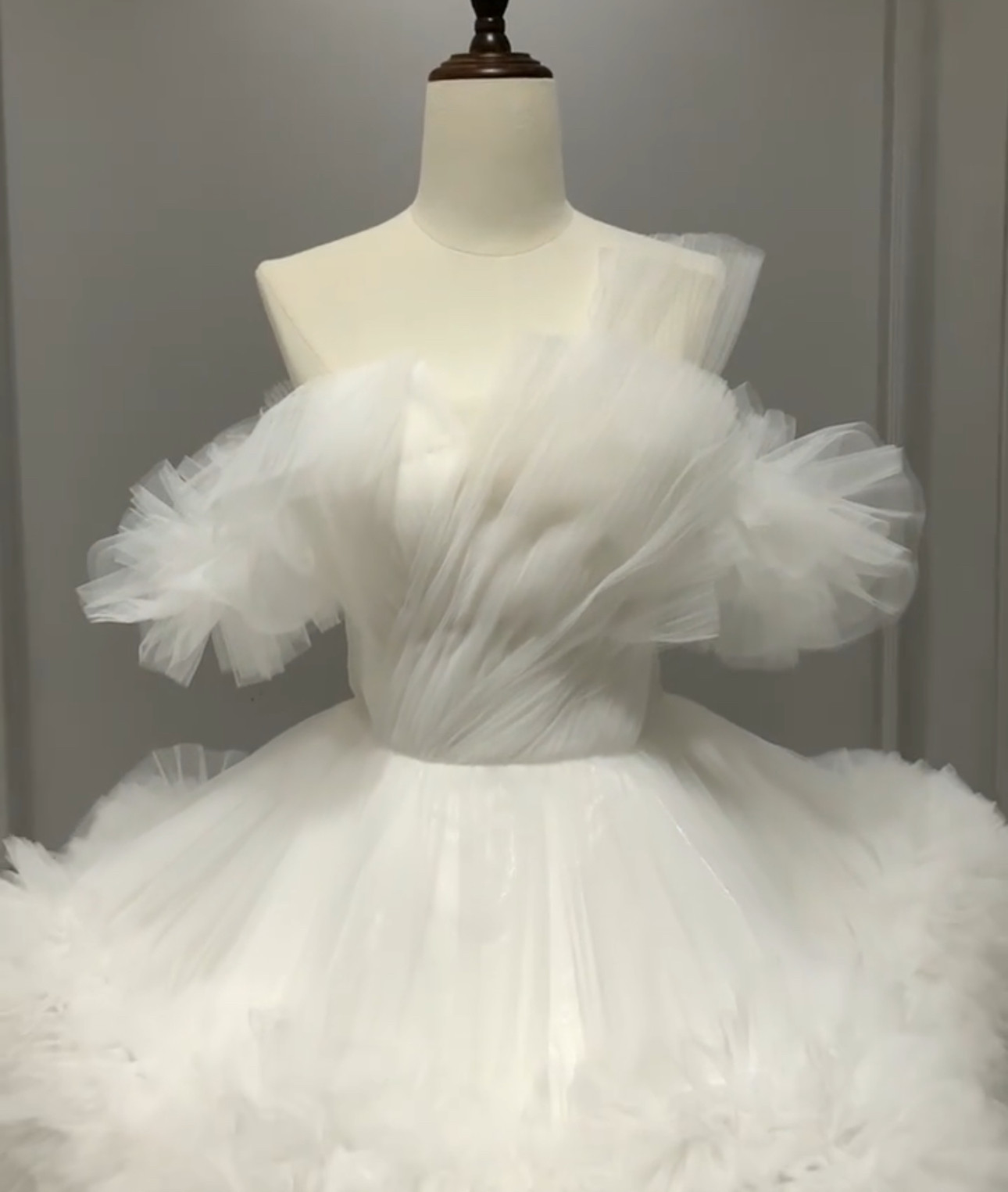 激安　パフスリーブ付き　ボリューム　プリンセスライン　痩せて見える　ふんわいるチュール　白ホワイト　カラー変更可能結婚式