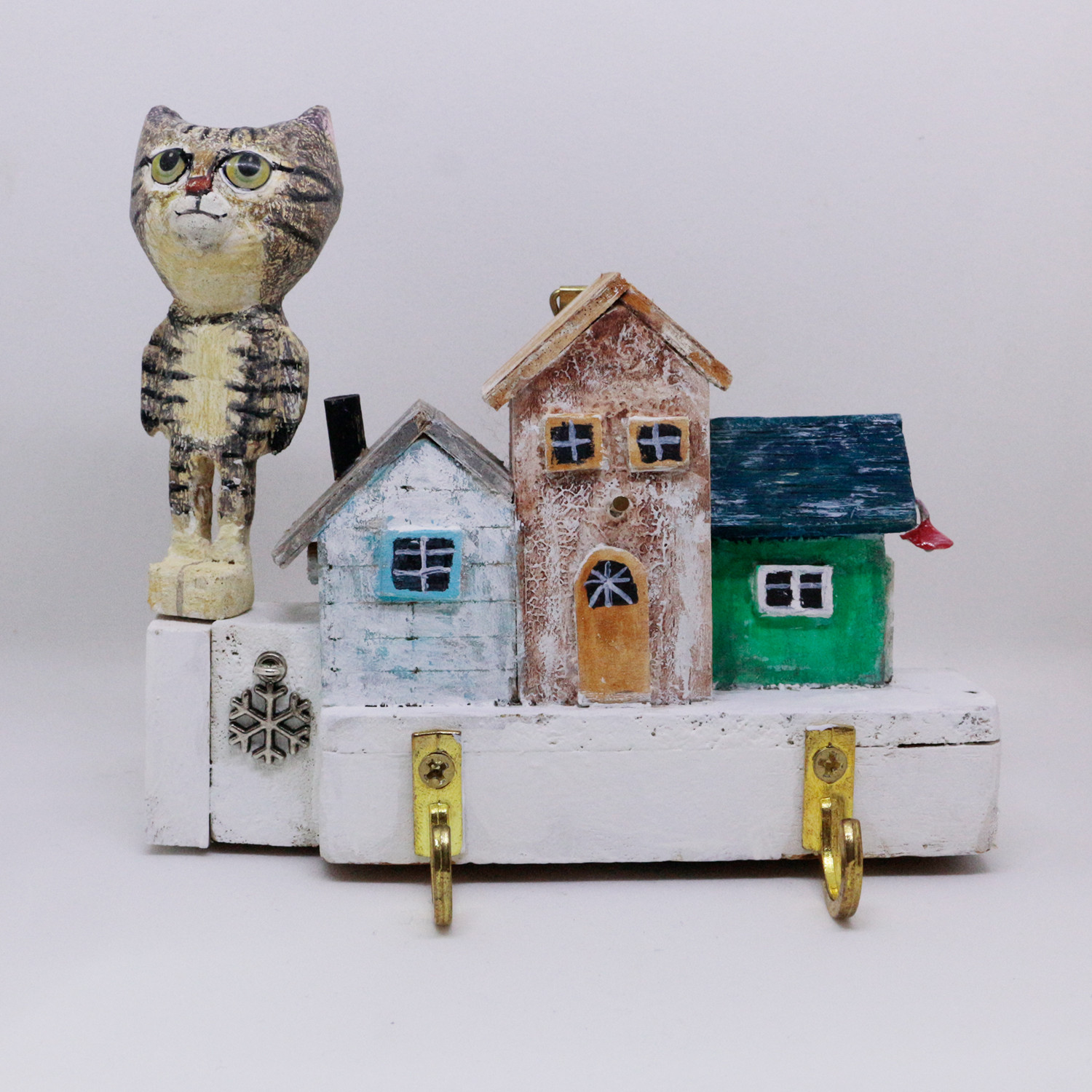 猫とミニチュア　ハウス　田舎町の三軒家