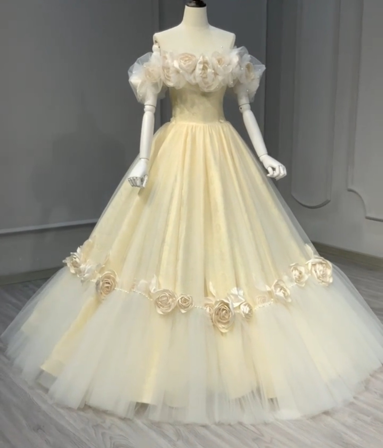 カラードレス　イエロー黄色　オフショルダー　二の腕カバー　薔薇ローズ付き　お花飾り　上品　大人気　aライン　エレガント 51,840円