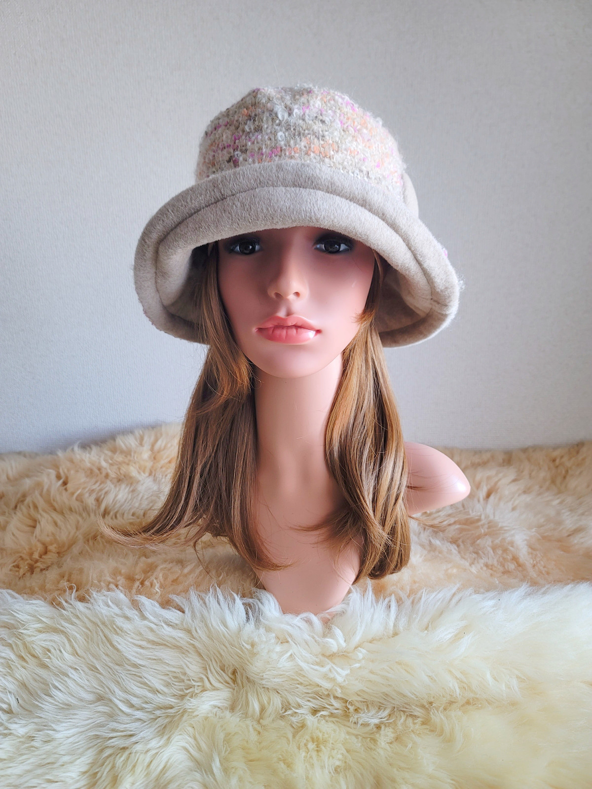 three.luxury★ベージュ系ファンシーツイード★61.5㎝★襟元が邪魔になら無い★コンパクトhat