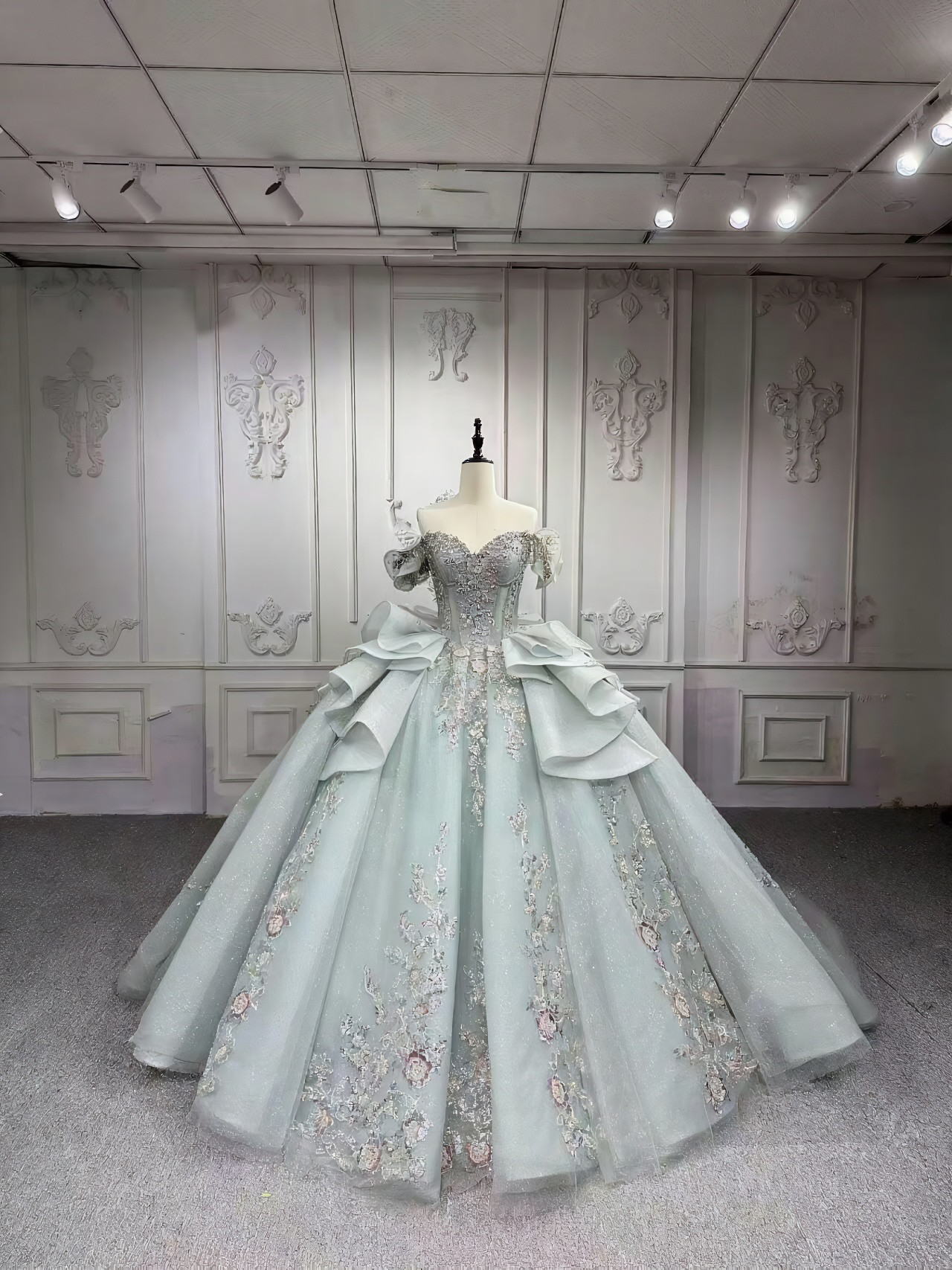 優雅　オフショルダー　グレーグリーン二の腕カバー　キラキラグッリタースカート　プリンセスライン演奏会コンテストパーティー