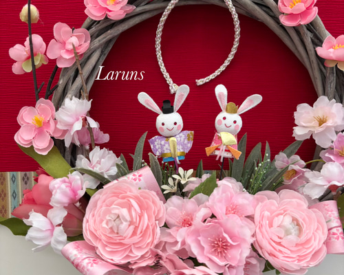 玄関にかけられるひなまつりの桃とチューリップのリース27〜28センチ