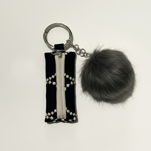 ミナペルホネン生地のファーボール＆カラビナ付きリップケースポーチ