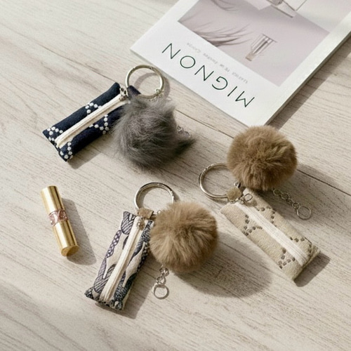 ミナペルホネン生地のファーボール＆カラビナ付きリップケースポーチ