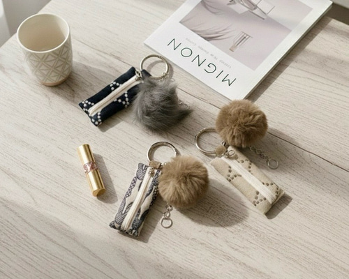 ミナペルホネン生地のファーボール＆カラビナ付きリップケースポーチ