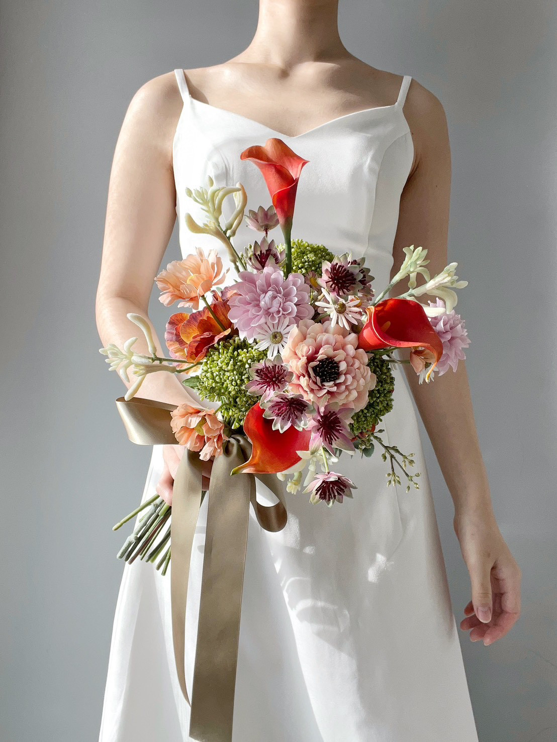 コーラルピーチと深紅のブーケ｜前撮り・結婚式・ホテル婚に｜カラー×ボルドー｜アーティフィシャルフラワー