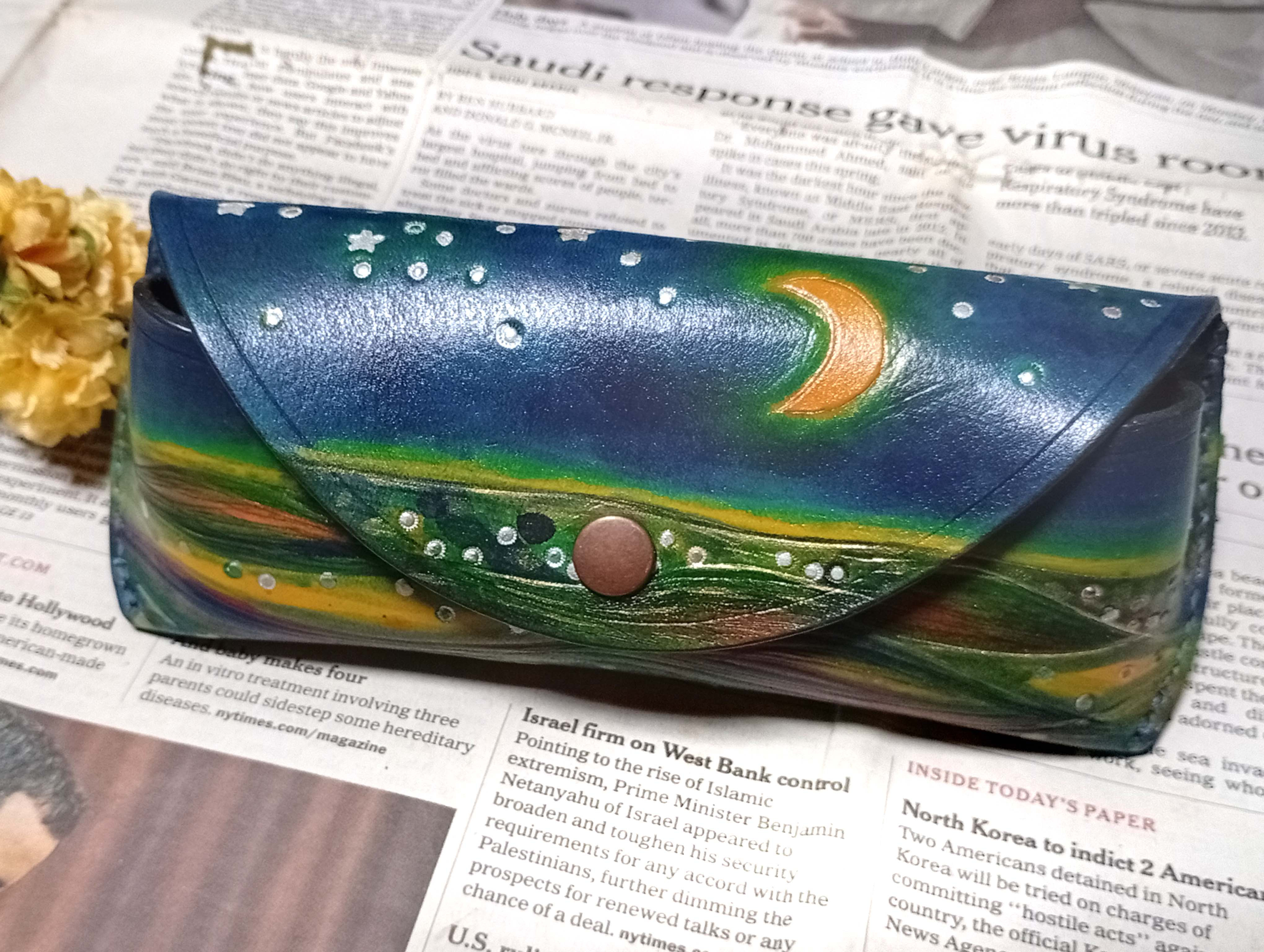 眼鏡ケース「クレッセントムーン」本革 手描き 一点物 三日月 星空 星