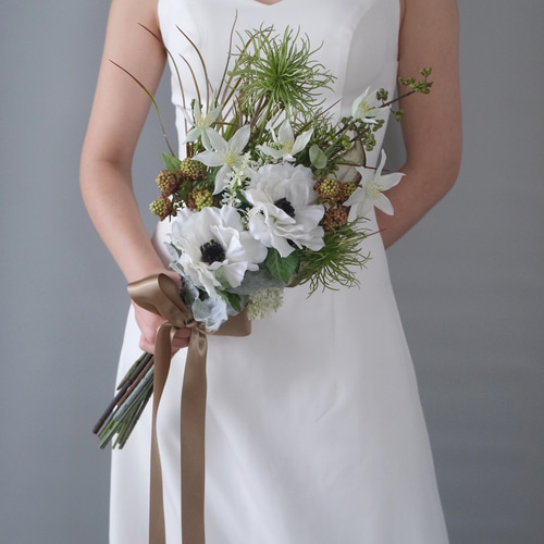 大人ナチュラルブーケ　ホワイト×グリーンブーケ　ブートニア付き　結婚式　前撮り ボタニカルホワイト×グリーンブーケ｜前撮り・結婚式・ホテル婚に