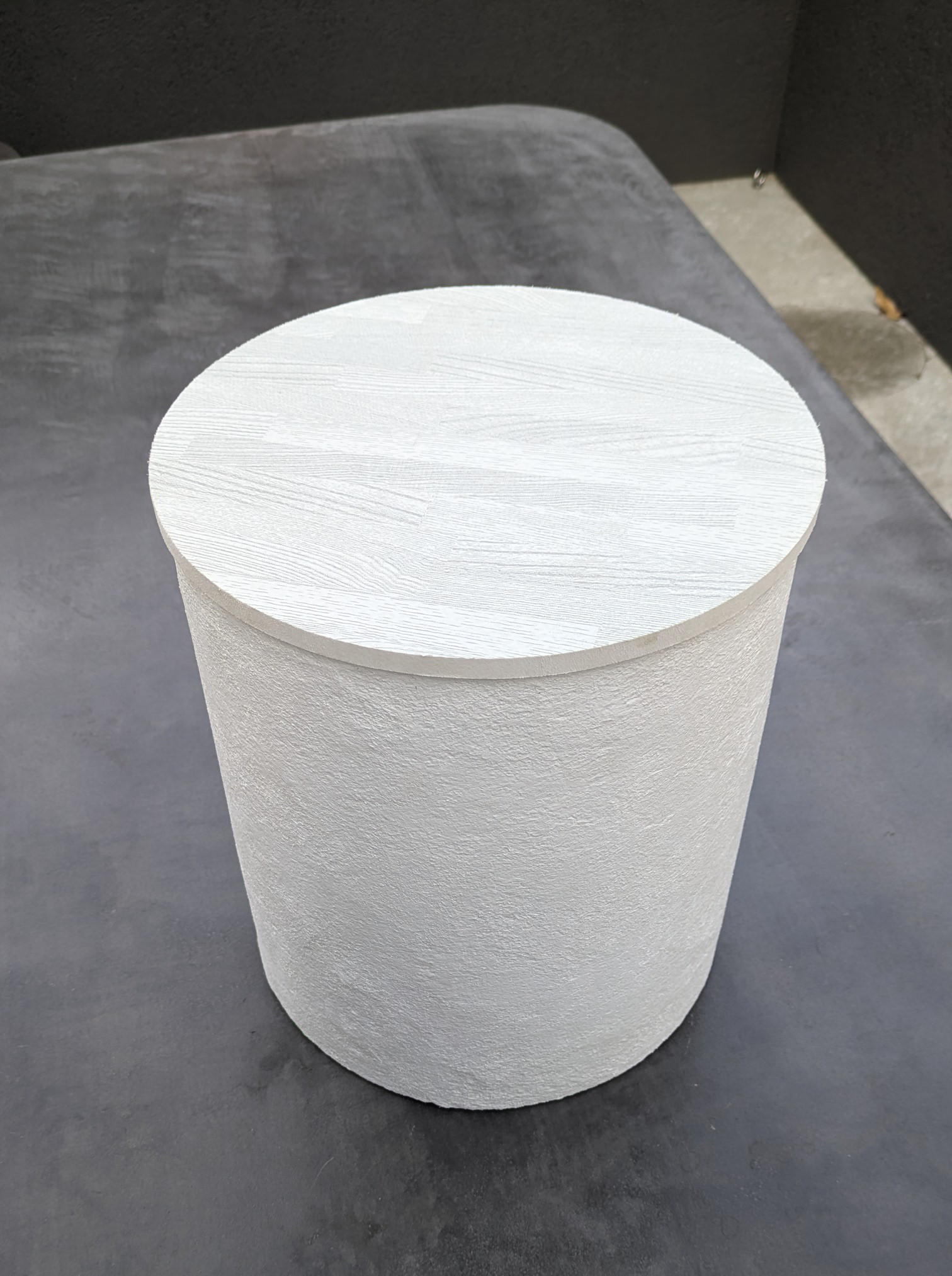 ​【驚きの軽さ約1.6kg】プロの左官が作る一点物。廃材から生まれた「空気のような」モルタルスツール