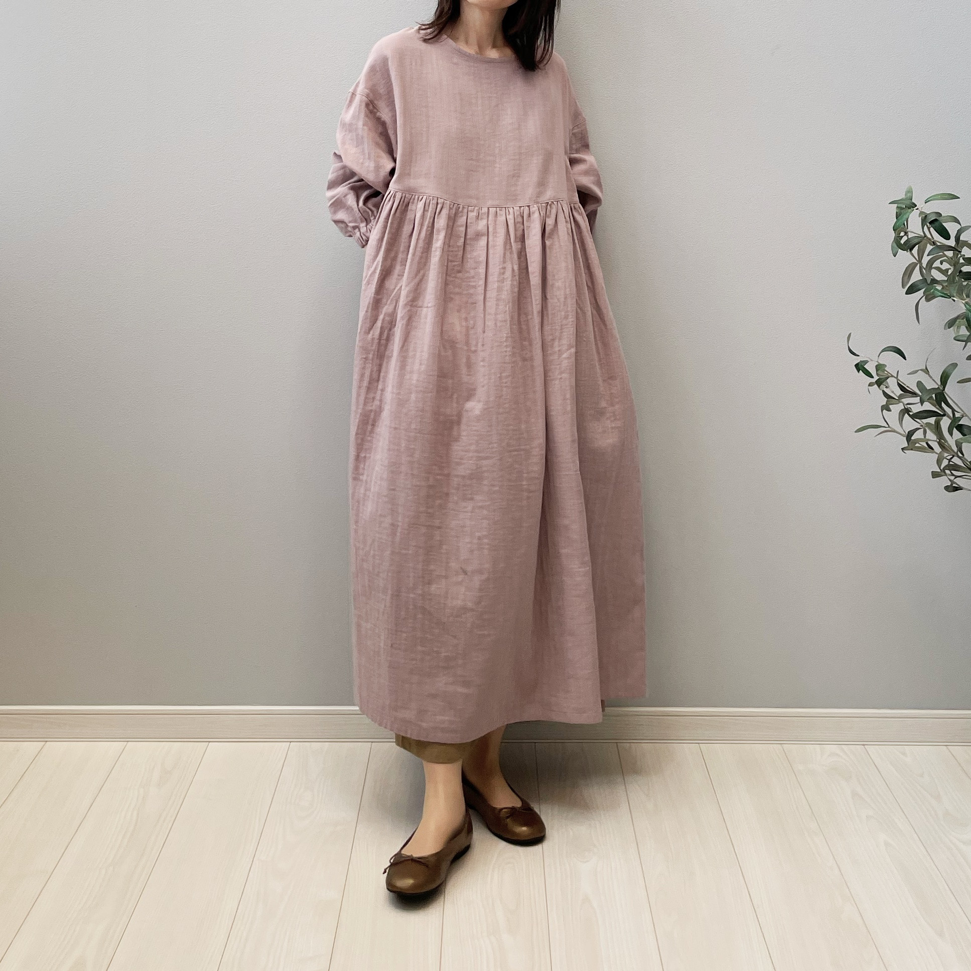 めぶきワンピース ♦︎ あずきミルク色 ♦︎ ギャザーの入ったダブルガーゼワンピース【即納】