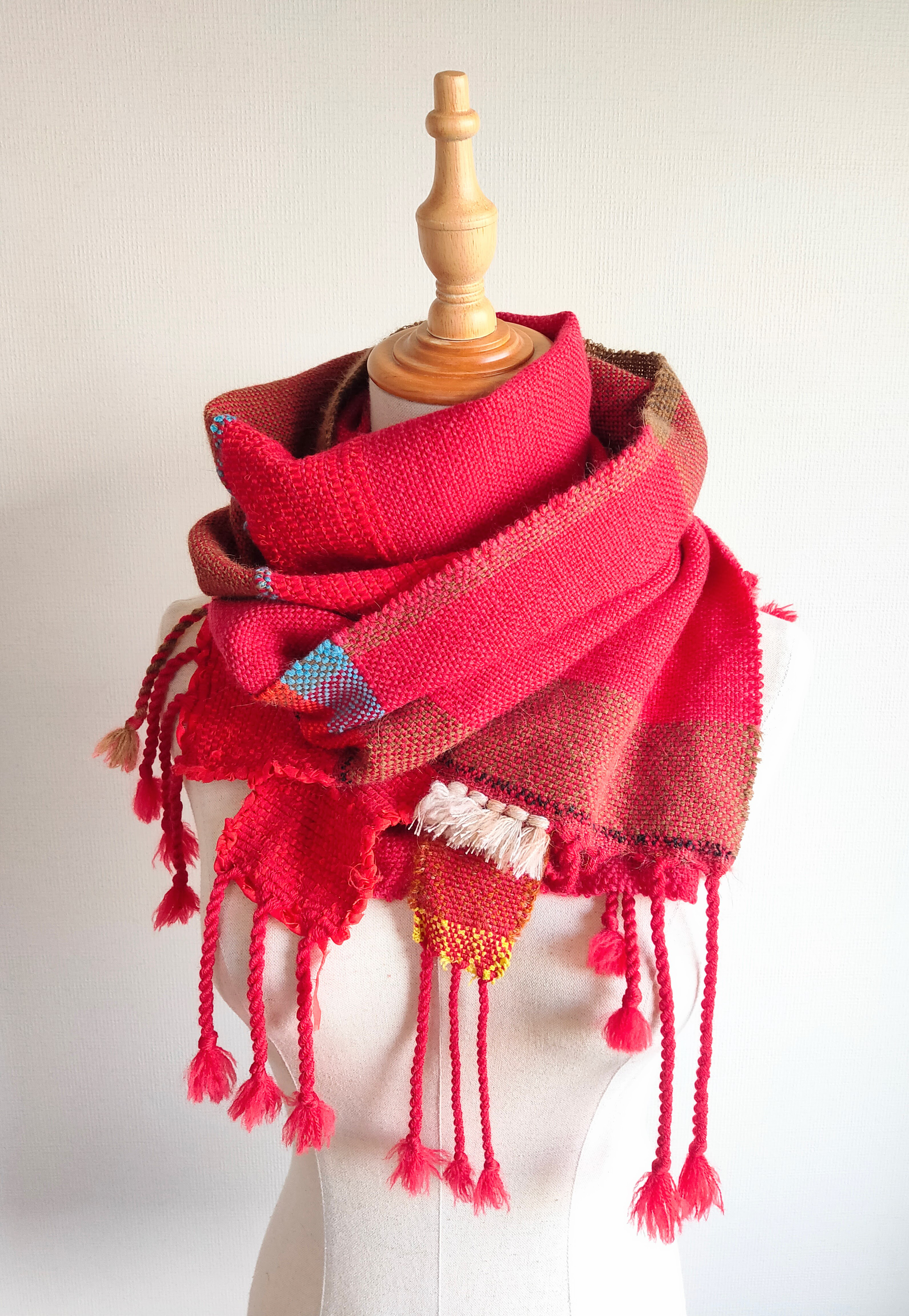 温かくふんわり上質の肌触り　心がはやる、赤の手織りマフラー