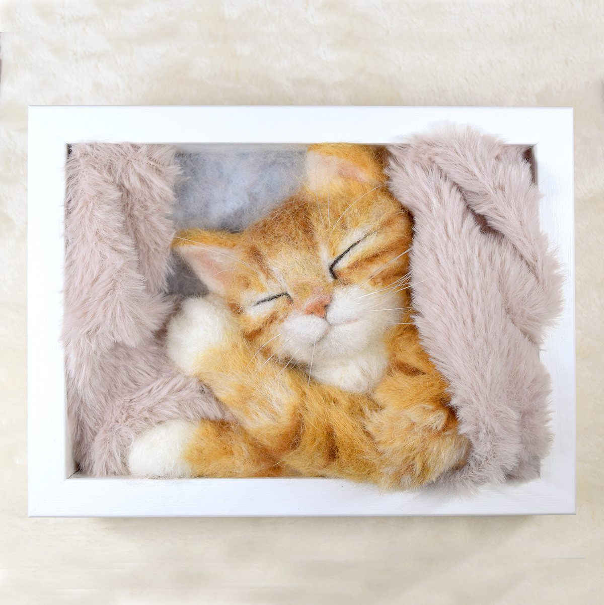 眠る茶トラの子猫