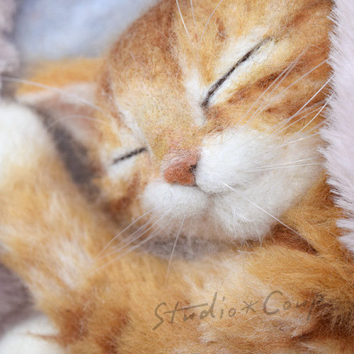 茶トラ♡おねんね猫♡羊毛フエルト 羊毛フェルト ミニねこ 茶トラ 羊毛フェルト haluhalu 通販 14274828