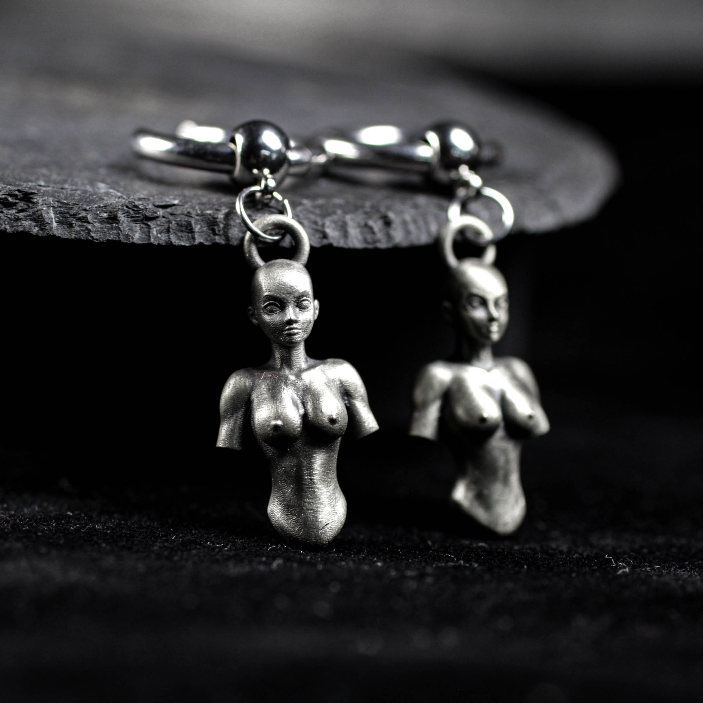 シルバーの女神トルソーイヤリング - ハンドメイドのゴシックな女性像ジュエリー、ユニークな職人デザイン