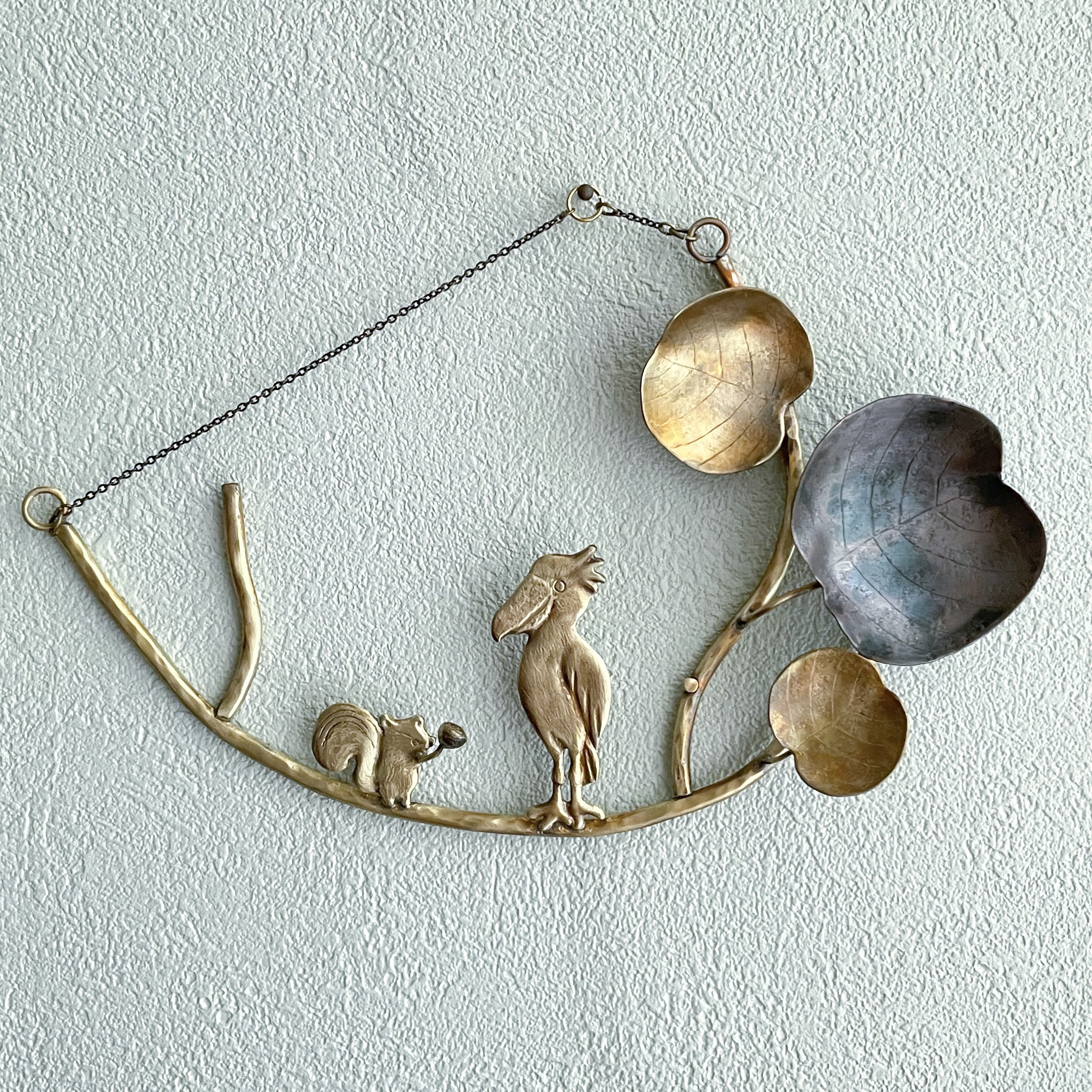 「散歩道」ハシビロコウとリス　壁掛け飾り　真鍮