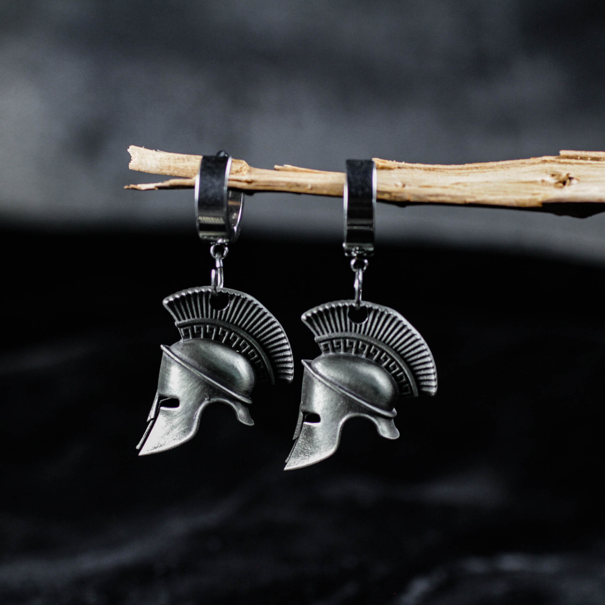 シルバースパルタンヘルメットイヤリング - ハンドメイド古代戦士ゴシックジュエリー、神話の戦闘スタイル