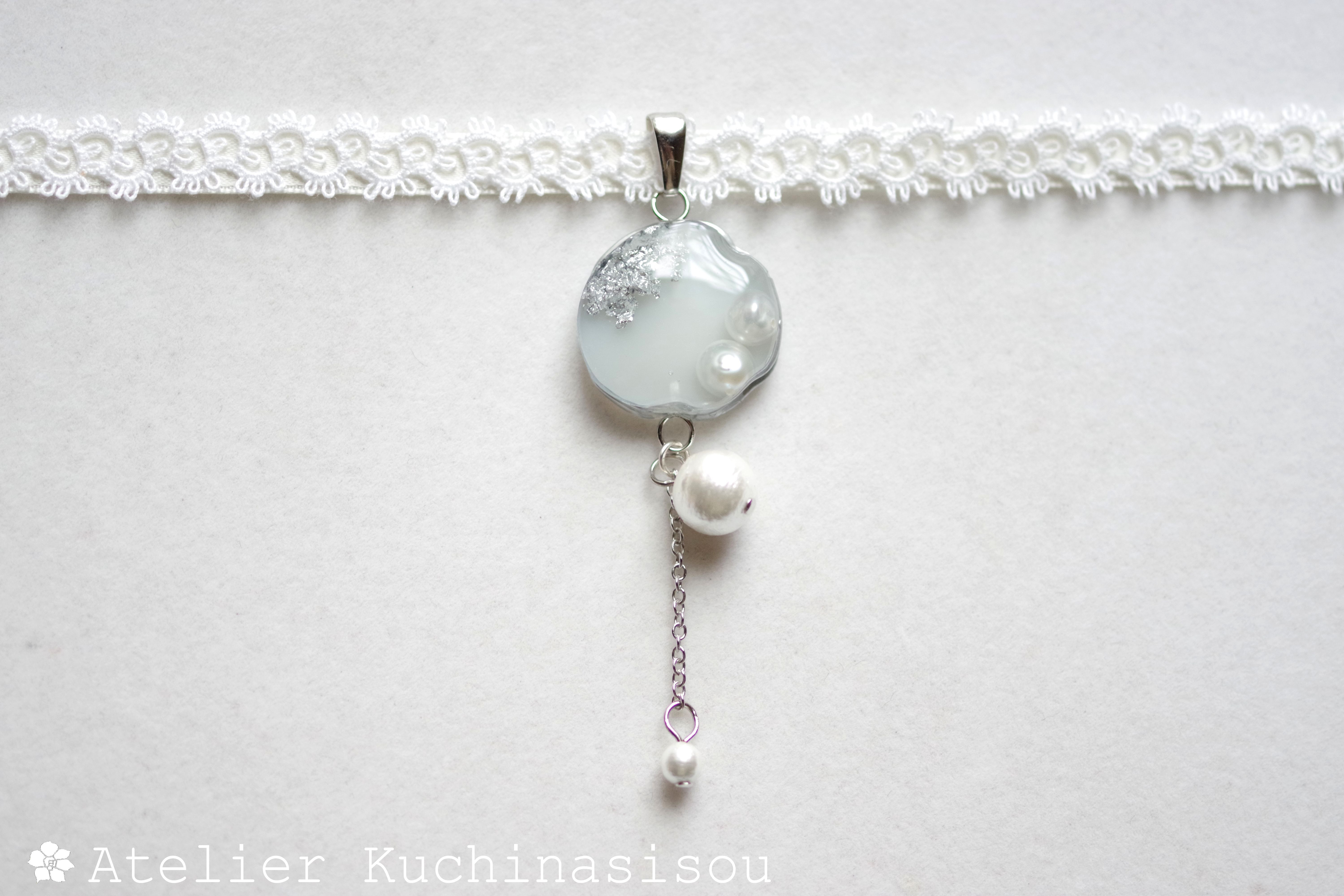 【受注製作】レジンアート　スライスアゲートとタティングレースとサテンリボンのチョーカー〈みぞれ〉