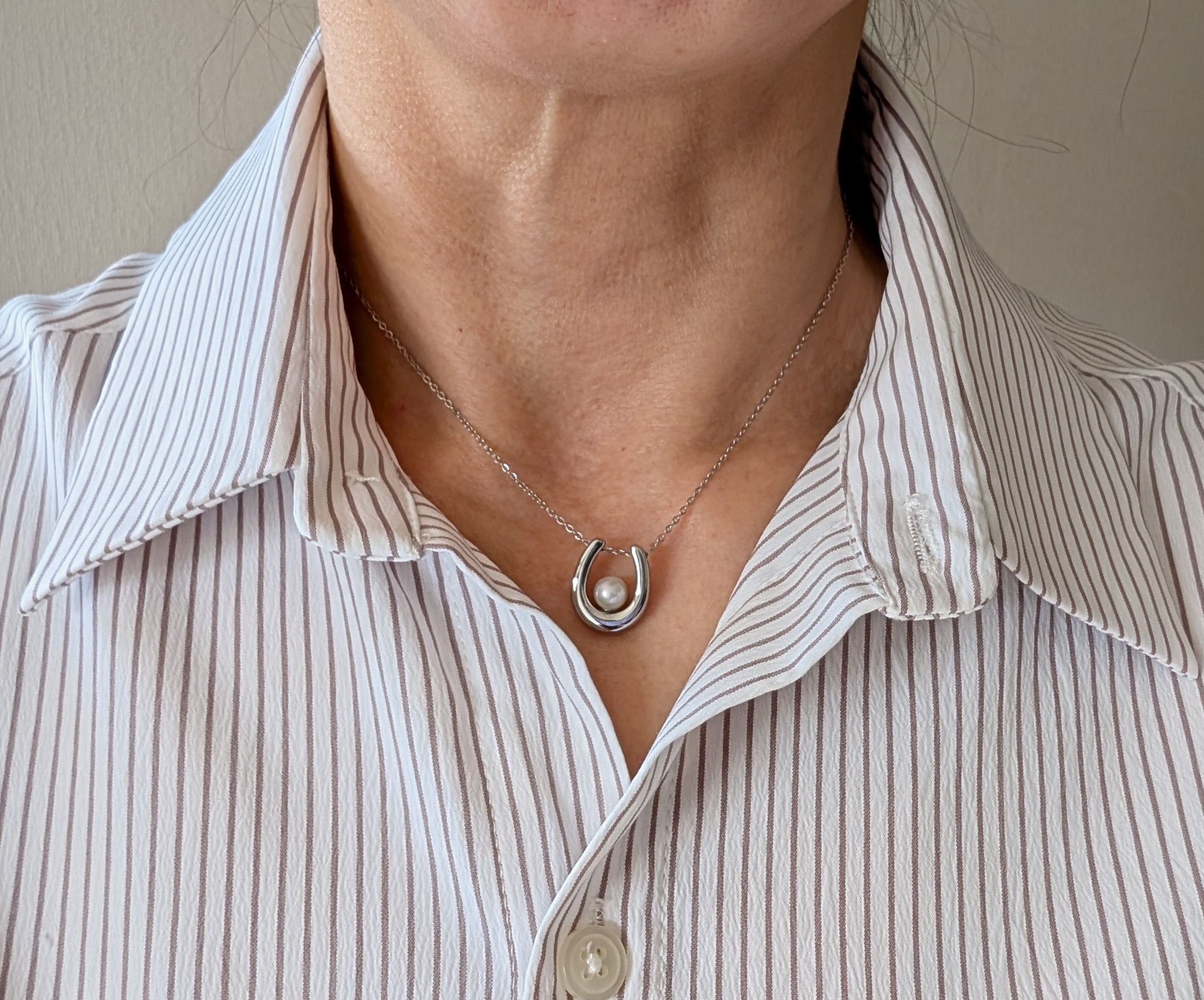 ホースシューチャームOnホワイト淡水パール　AA級品