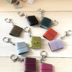 レザーカラーが選べる！ミニチュアレザーノートカバーバックチャーム「Tiny Stationary」小さな文具の世界 1枚目の画像