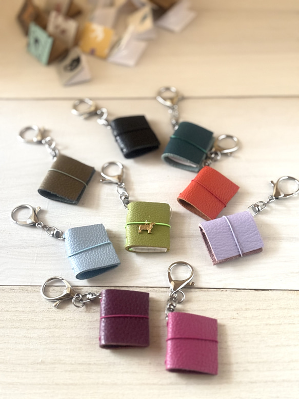 レザーカラーが選べる！ミニチュアレザーノートカバーバックチャーム「Tiny Stationary」小さな文具の世界 1枚目の画像
