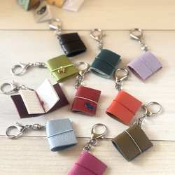 レザーカラーが選べる！ミニチュアレザーノートカバーバックチャーム「Tiny Stationary」小さな文具の世界 2枚目の画像