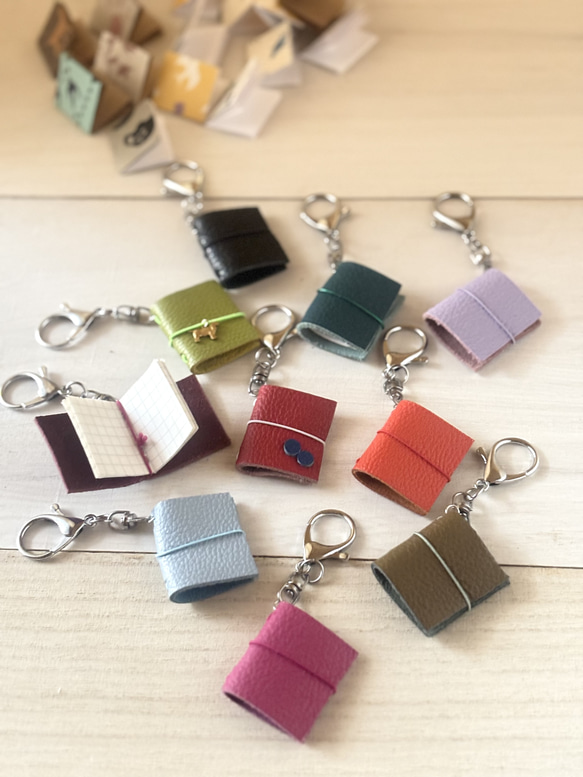レザーカラーが選べる！ミニチュアレザーノートカバーバックチャーム「Tiny Stationary」小さな文具の世界 2枚目の画像