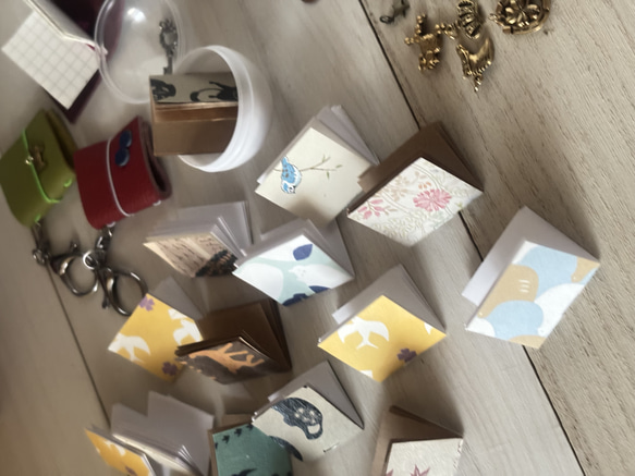 レザーカラーが選べる！ミニチュアレザーノートカバーバックチャーム「Tiny Stationary」小さな文具の世界 4枚目の画像
